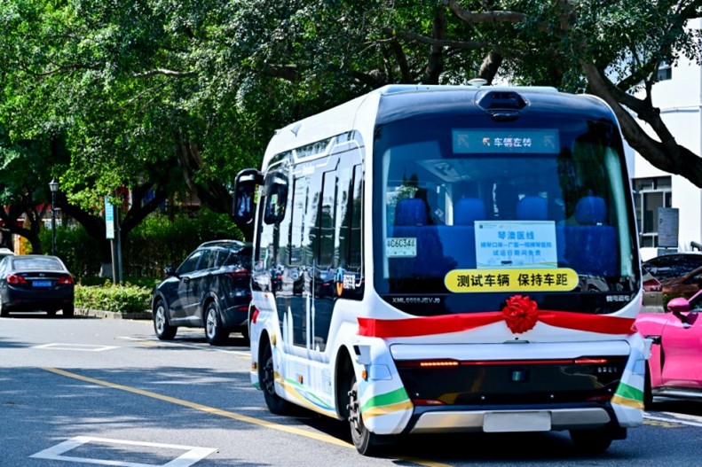 “琴澳医线”自动驾驶小巴。横琴粤澳深度合作区民生事务局供图